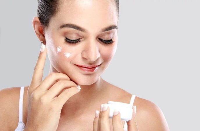 Πριν χρησιμοποιήσετε το μασάζ, απλώστε μια κρέμα στο πρόσωπό σας
